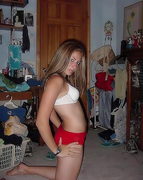 Молодые бляди решили раздеться догола 4 фото