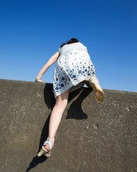 Аня пошла купаться и переодевается на пляже 6 фотография