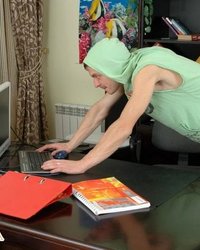 Мастер по ремонту полов удовлетворил развратную заказчицу 21 фотография