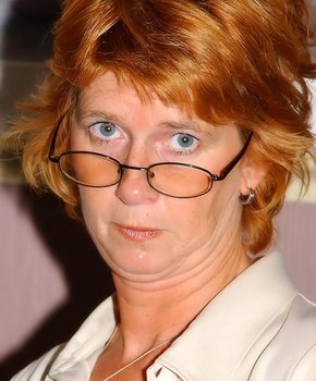 Зрелая шалава ласкает себя, мечтая о мужике