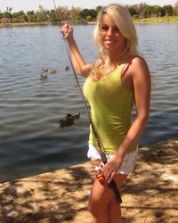 Сучка Фаина показывает технику глубокой глотки и дает между ног 3 фотография