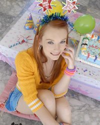 Шлюшку в желтой кофточке трахают сзади 3 фотография