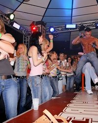 Пьяные девушки насосались мужских членов на вечеринке 3 фотография
