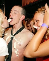 Русских телок ебут профессиональные стриптизеры 10 фотография