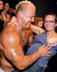Качки и голые парни трахают участниц закрытой вечеринки 11 фотография
