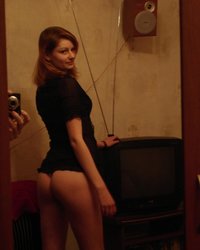 Рыжая бесстыдница раздевается в комнате 31 фотография