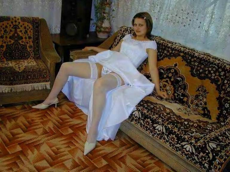 Голая невеста развлекается с мягкими игрушками 1 фото